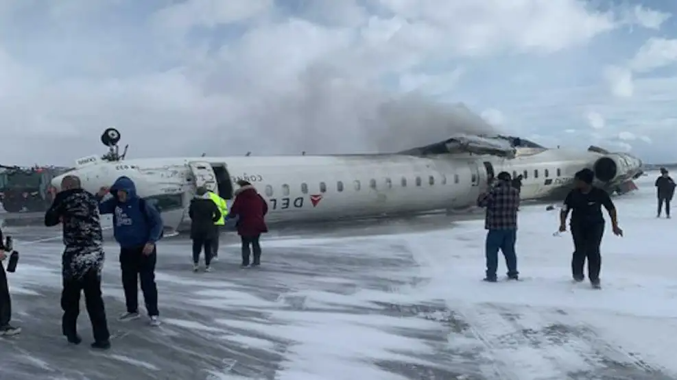 Un avión de Delta Airlines se estrelló al aterrizar en Toronto, dejando 18 heridos. Las autoridades investigan las causas del accidente.