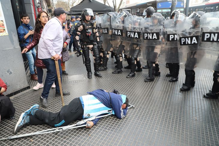Represión violenta: Policía Federal disuelve marcha de jubilados en Buenos Aires