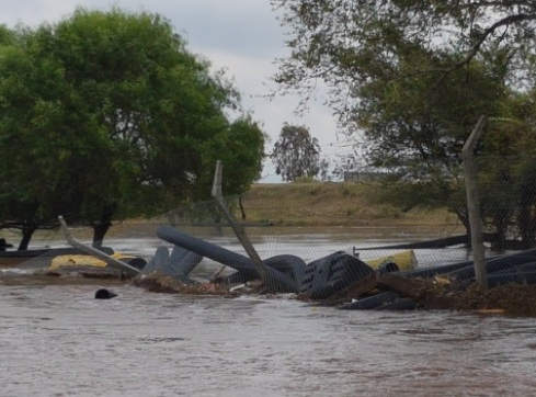 El intenso temporal en Paravachasca dejó serios daños materiales.