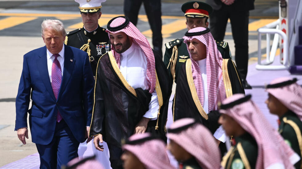 Donald Trump llega a Arabia Saudita para fortalecer lazos económicos y firmar acuerdos en tecnología y defensa.